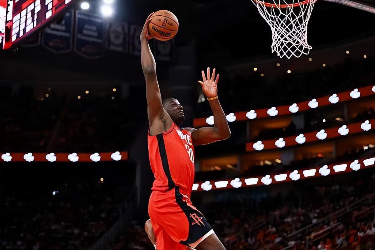 下半场直接被摁在了板凳席上，火箭对于内线老将的信任度依然有限